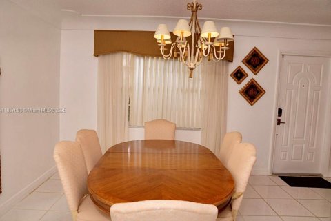 House in Oakland Park, Florida 3 bedrooms, 288.74 sq.m. № 1825951 - photo 9
