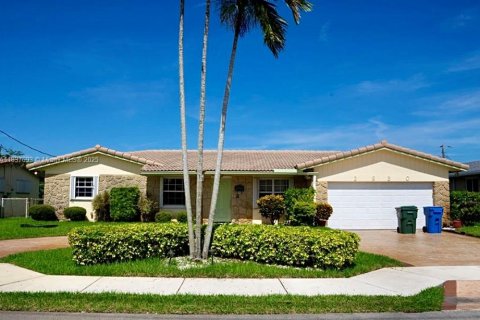 House in Oakland Park, Florida 3 bedrooms, 288.74 sq.m. № 1825951 - photo 1