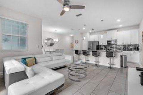 Adosado en venta en Kissimmee, Florida, 4 dormitorios, 177.81 m2 № 1884189 - foto 1
