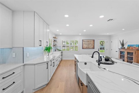 Casa en venta en Tampa, Florida, 5 dormitorios, 283.35 m2 № 2223344 - foto 11