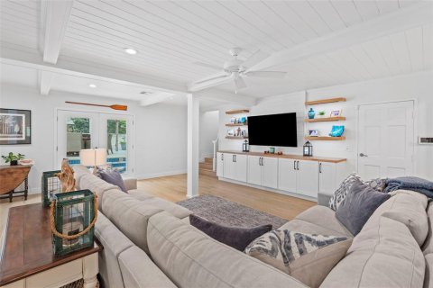 Casa en venta en Tampa, Florida, 5 dormitorios, 283.35 m2 № 2223344 - foto 19