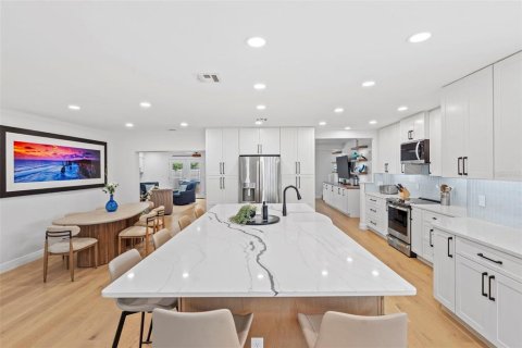 Casa en venta en Tampa, Florida, 5 dormitorios, 283.35 m2 № 2223344 - foto 3