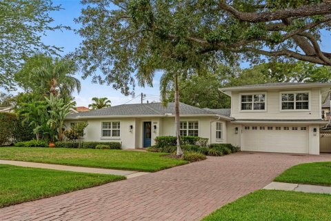 House in Tampa, Florida 5 bedrooms, 283.35 sq.m. № 2223344