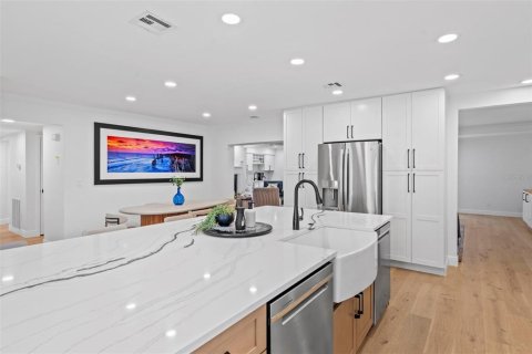 Casa en venta en Tampa, Florida, 5 dormitorios, 283.35 m2 № 2223344 - foto 10