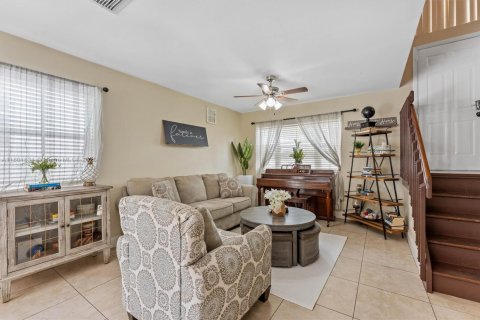 House in Margate, Florida 3 bedrooms, 139.35 sq.m. № 1689437 - photo 3