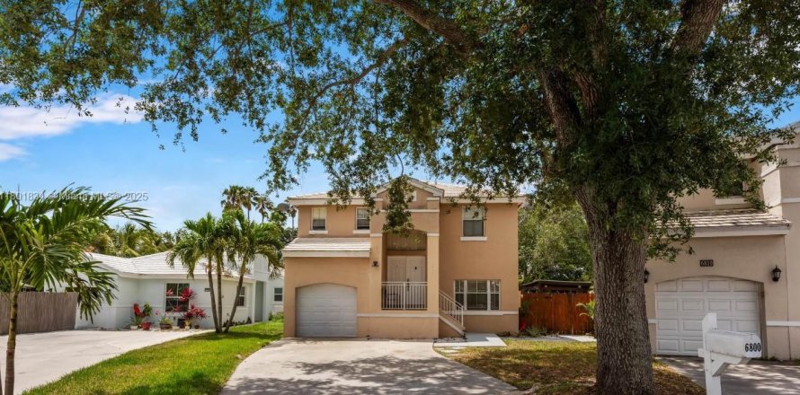 House in Margate, Florida 3 bedrooms, 139.35 sq.m. № 1689437
