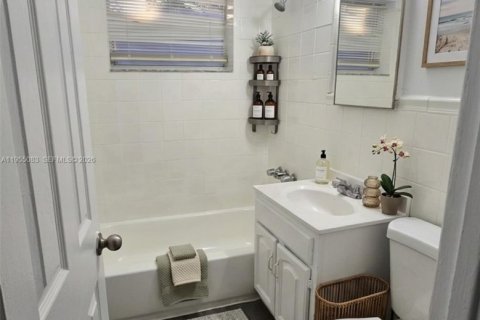 Immobilier commercial à vendre à Miami, Floride: 137.96 m2 № 2153380 - photo 4