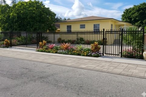 Immobilier commercial à vendre à Miami, Floride: 137.96 m2 № 2153380 - photo 1