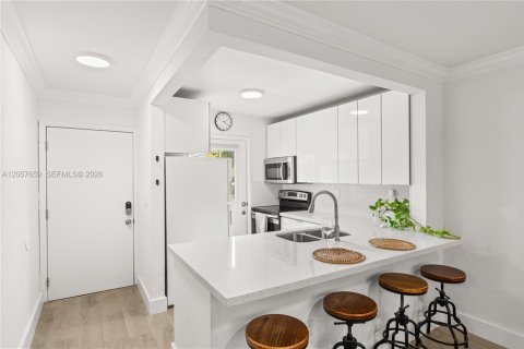 Купить кондоминиум в Корал-Гейблс, Флорида 2 спальни, 74.79м2, № 2168555 - фото 2