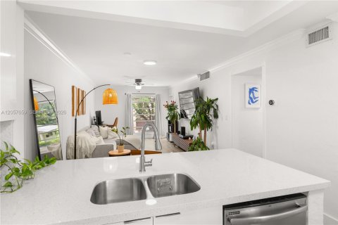 Купить кондоминиум в Корал-Гейблс, Флорида 2 спальни, 74.79м2, № 2168555 - фото 5