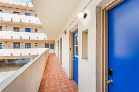 Condo in Coral Gables, Florida, 2 bedrooms  № 2168555 - photo 28