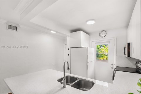 Condo in Coral Gables, Florida, 2 bedrooms  № 2168555 - photo 16
