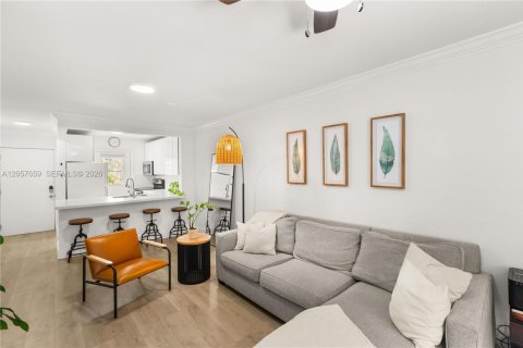 Condo in Coral Gables, Florida, 2 bedrooms  № 2168555 - photo 14