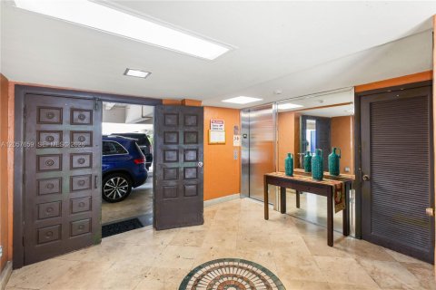 Condo in Coral Gables, Florida, 2 bedrooms  № 2168555 - photo 30