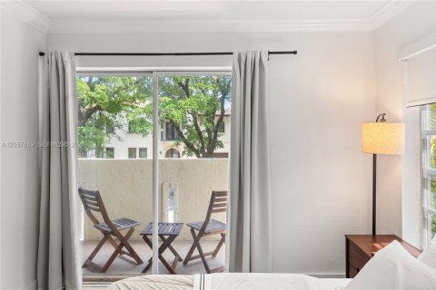 Condo in Coral Gables, Florida, 2 bedrooms  № 2168555 - photo 25