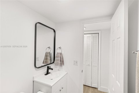 Condo in Coral Gables, Florida, 2 bedrooms  № 2168555 - photo 21