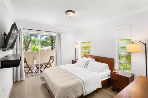 Condo in Coral Gables, Florida, 2 bedrooms  № 2168555 - photo 18