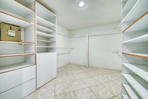House in Miami, Florida 4 bedrooms, 229.56 sq.m. № 1867857 - photo 9