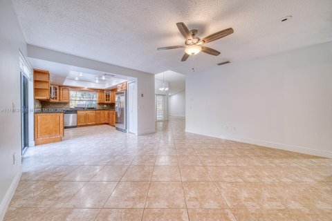 House in Miami, Florida 4 bedrooms, 229.56 sq.m. № 1867857 - photo 20