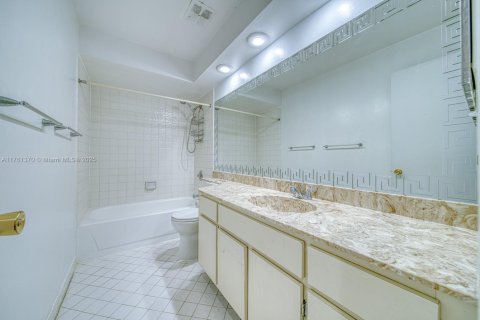 House in Miami, Florida 4 bedrooms, 229.56 sq.m. № 1867857 - photo 15