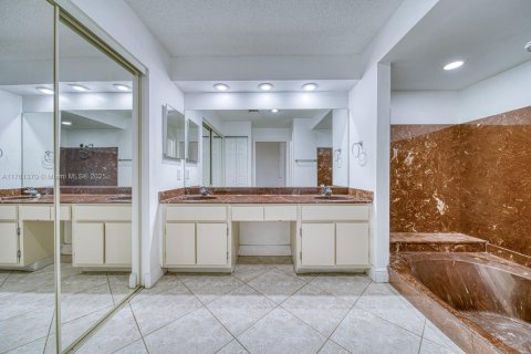 House in Miami, Florida 4 bedrooms, 229.56 sq.m. № 1867857 - photo 8