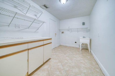 House in Miami, Florida 4 bedrooms, 229.56 sq.m. № 1867857 - photo 11