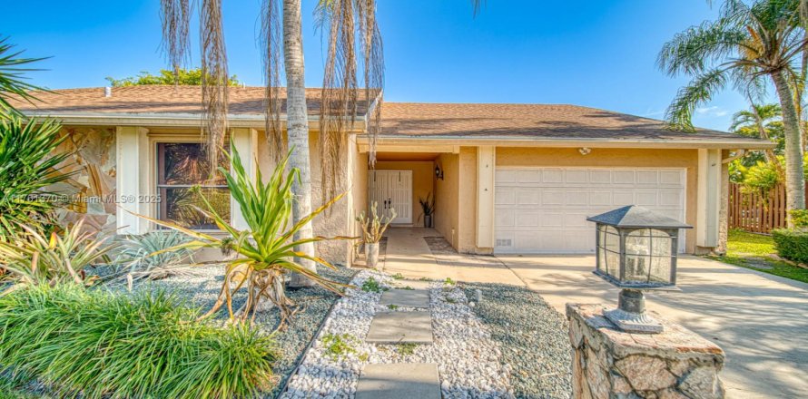 House in Miami, Florida 4 bedrooms, 229.56 sq.m. № 1867857