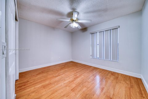 House in Miami, Florida 4 bedrooms, 229.56 sq.m. № 1867857 - photo 17