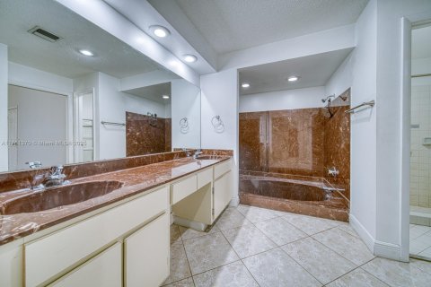 House in Miami, Florida 4 bedrooms, 229.56 sq.m. № 1867857 - photo 10