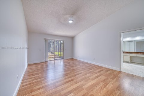 House in Miami, Florida 4 bedrooms, 229.56 sq.m. № 1867857 - photo 5