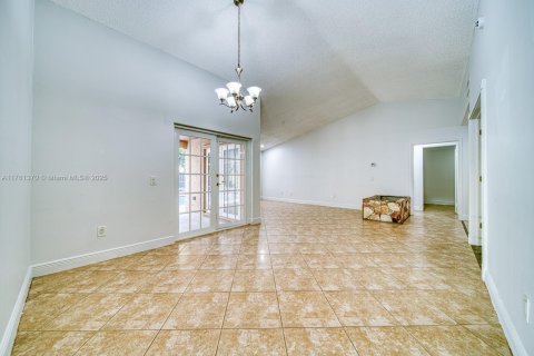 House in Miami, Florida 4 bedrooms, 229.56 sq.m. № 1867857 - photo 23