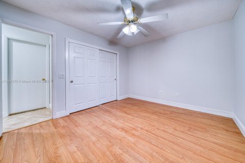 House in Miami, Florida 4 bedrooms, 229.56 sq.m. № 1867857 - photo 18