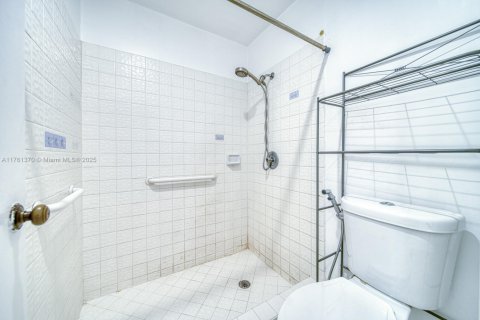 House in Miami, Florida 4 bedrooms, 229.56 sq.m. № 1867857 - photo 7