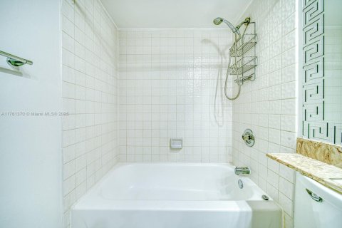 House in Miami, Florida 4 bedrooms, 229.56 sq.m. № 1867857 - photo 16