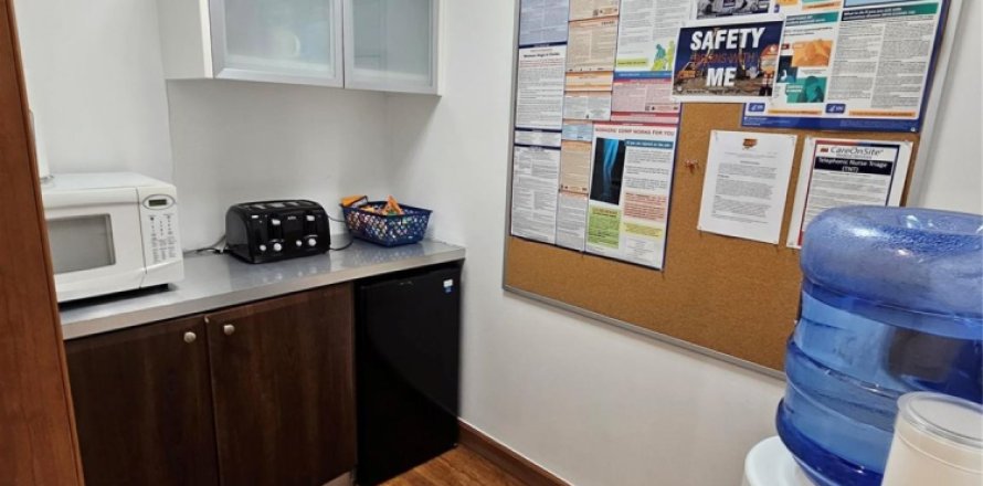 Commercial property in Miramar, Florida № 718612