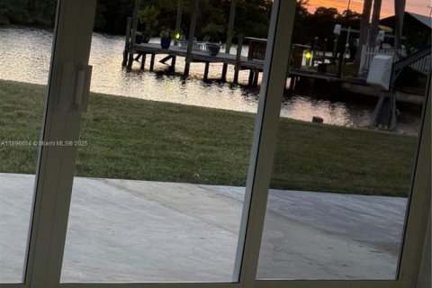 Снять в аренду виллу или дом в Кейп-Корал, Флорида 3 спальни, № 1949319 - фото 1