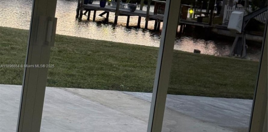 Дом в Кейп-Корал, Флорида 3 спальни № 1949319