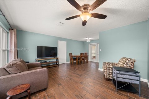 House in Sebring, Florida 3 bedrooms, 119.75 sq.m. № 1988595 - photo 9