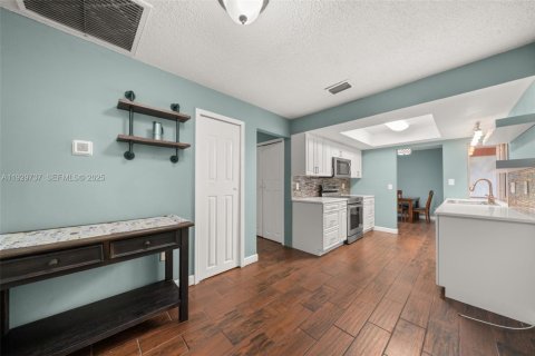 House in Sebring, Florida 3 bedrooms, 119.75 sq.m. № 1988595 - photo 5