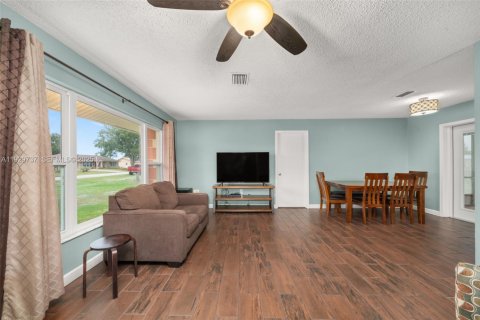 House in Sebring, Florida 3 bedrooms, 119.75 sq.m. № 1988595 - photo 17