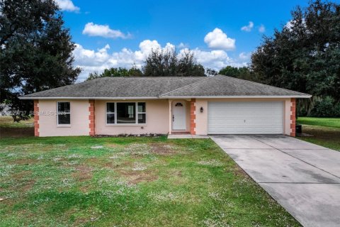 House in Sebring, Florida 3 bedrooms, 119.75 sq.m. № 1988595