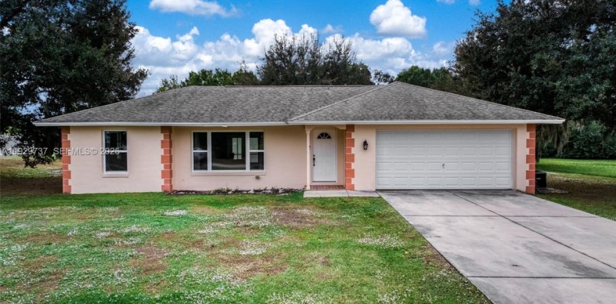 House in Sebring, Florida 3 bedrooms, 119.75 sq.m. № 1988595