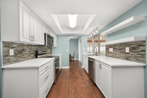 House in Sebring, Florida 3 bedrooms, 119.75 sq.m. № 1988595 - photo 3