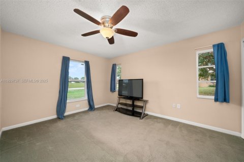 House in Sebring, Florida 3 bedrooms, 119.75 sq.m. № 1988595 - photo 10