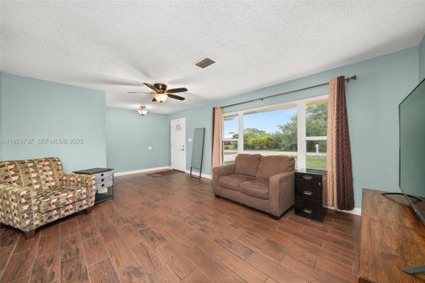 House in Sebring, Florida 3 bedrooms, 119.75 sq.m. № 1988595 - photo 8