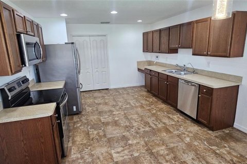 House in Winter Haven, Florida 3 bedrooms, 139.35 sq.m. № 2222103 - photo 8