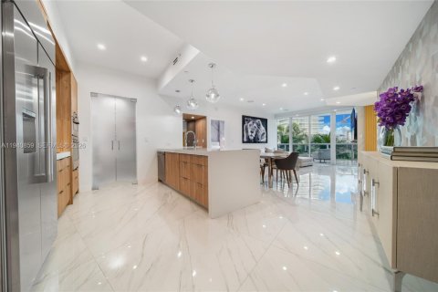 Condo in Miami Beach, Florida, 2 bedrooms № 1998031