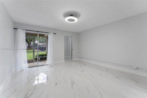 Condo in Coconut Creek, Florida, 2 bedrooms  № 1951454 - photo 7