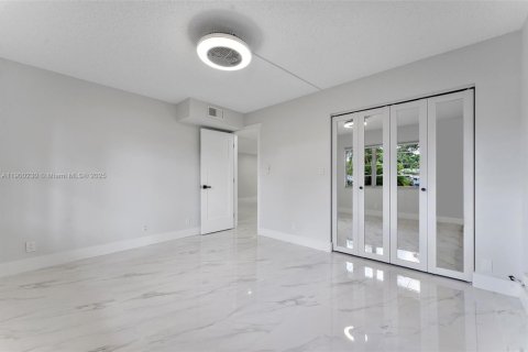 Condo in Coconut Creek, Florida, 2 bedrooms  № 1951454 - photo 12