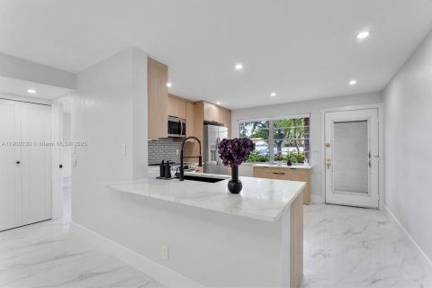 Condo in Coconut Creek, Florida, 2 bedrooms  № 1951454 - photo 3